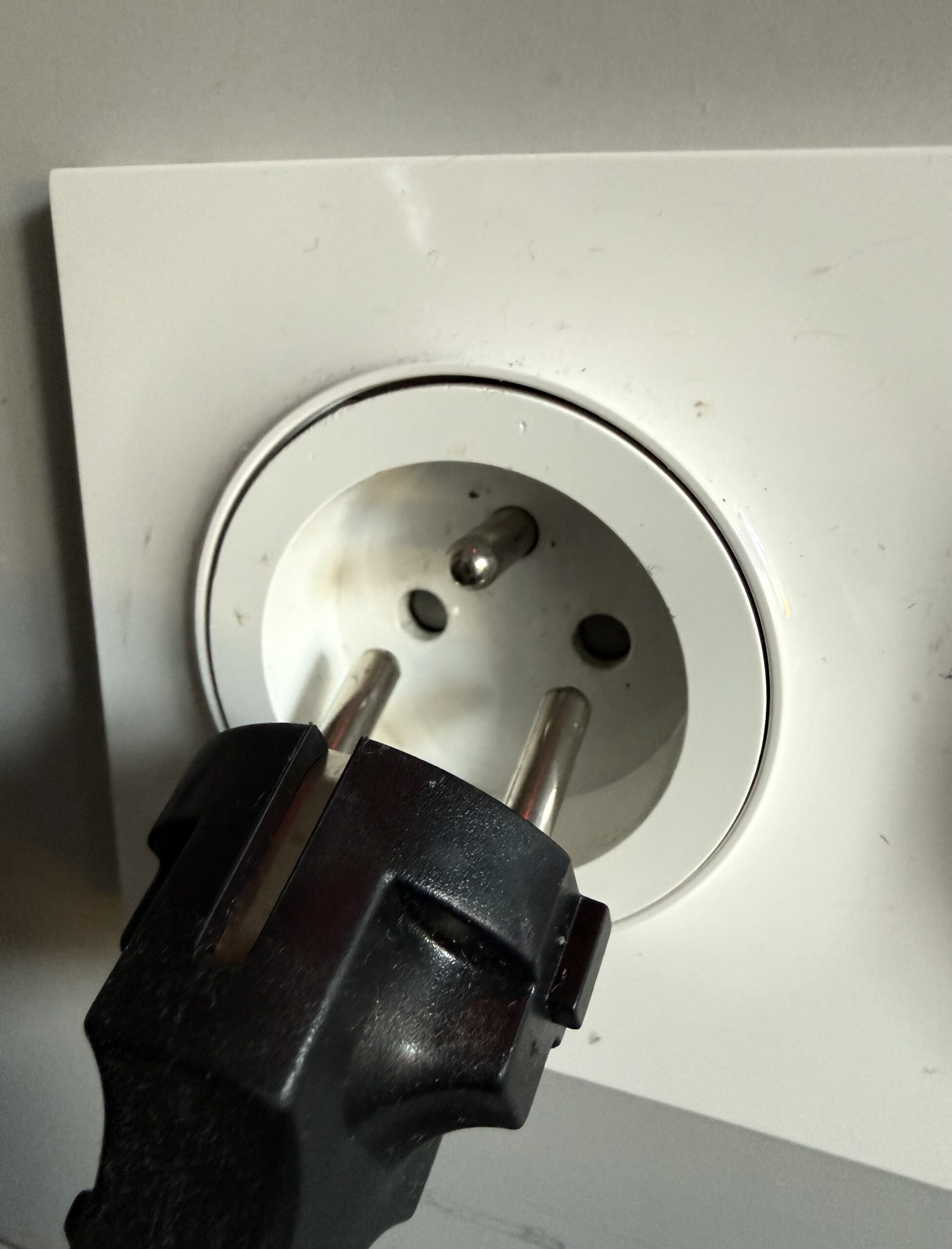 Disjoncteur qui saute quand je branche un appareil : pourquoi ?