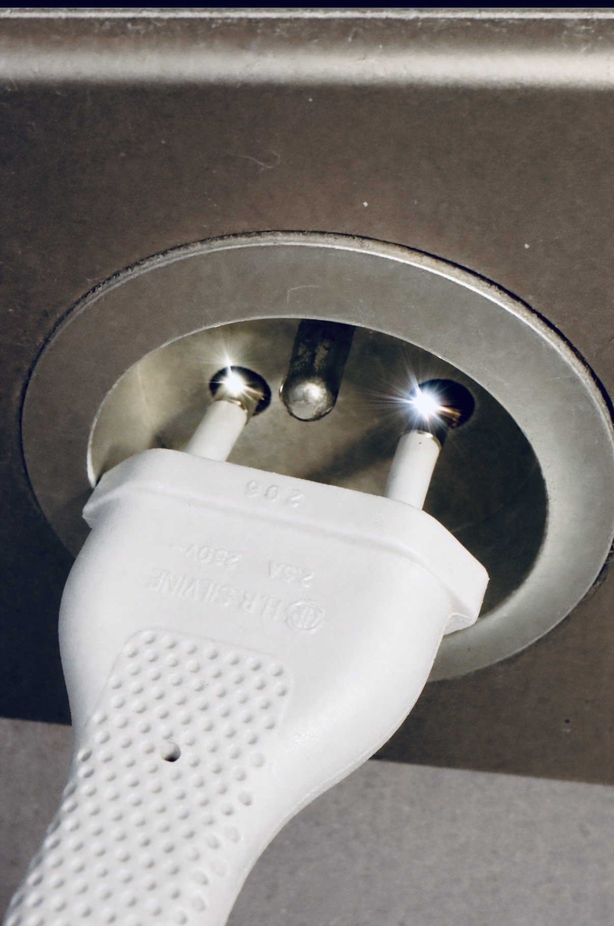 Pourquoi une prise fait des étincelles ?