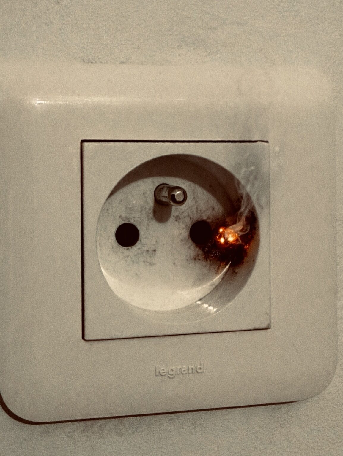 prise électrique qui chauffe