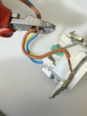 fil électrique dénudé réparation