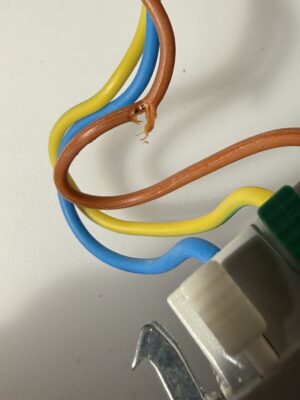 fil électrique dénudé réparation