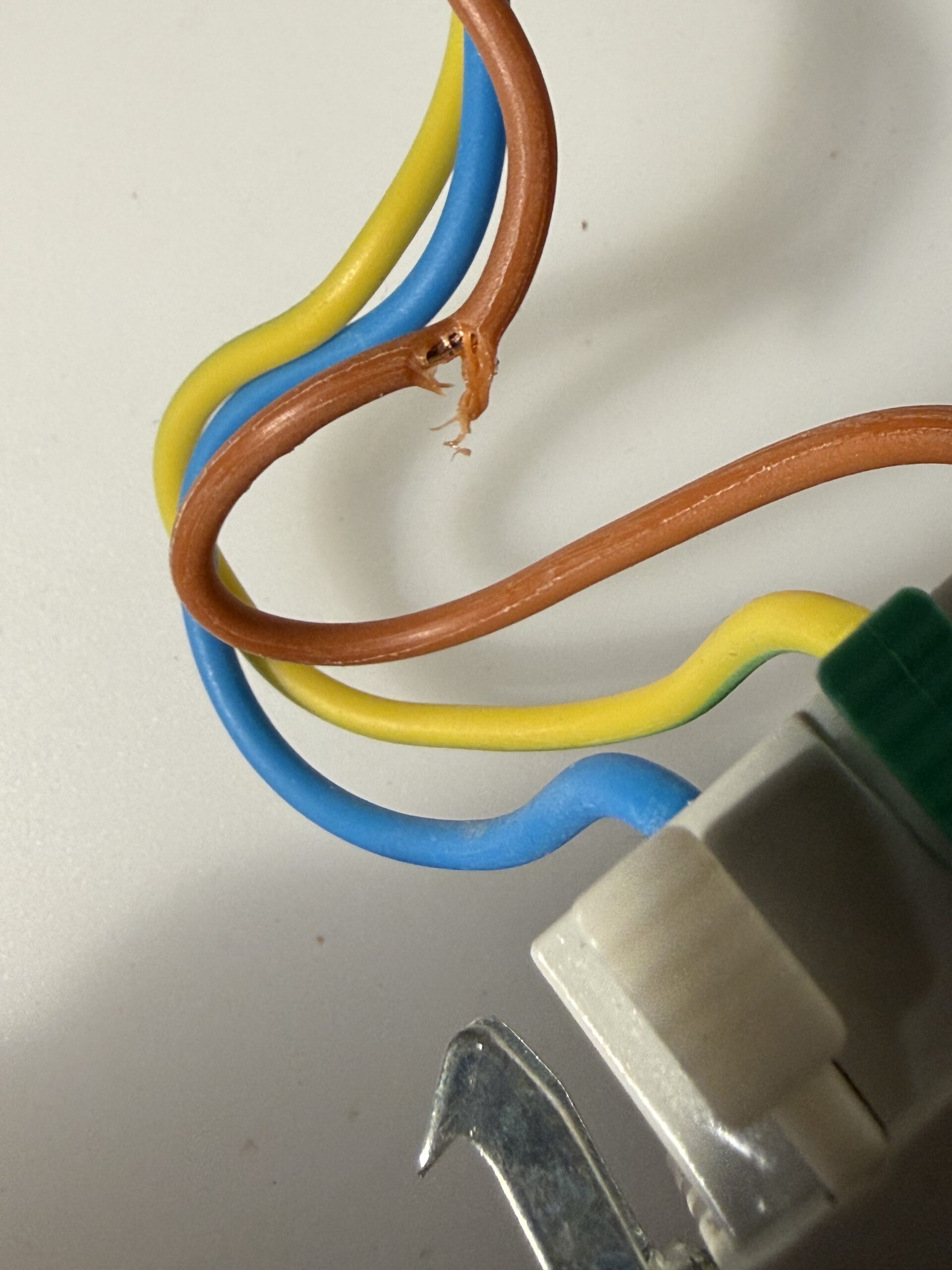 Fil électrique dénudé : comment le réparer en toute sécurité