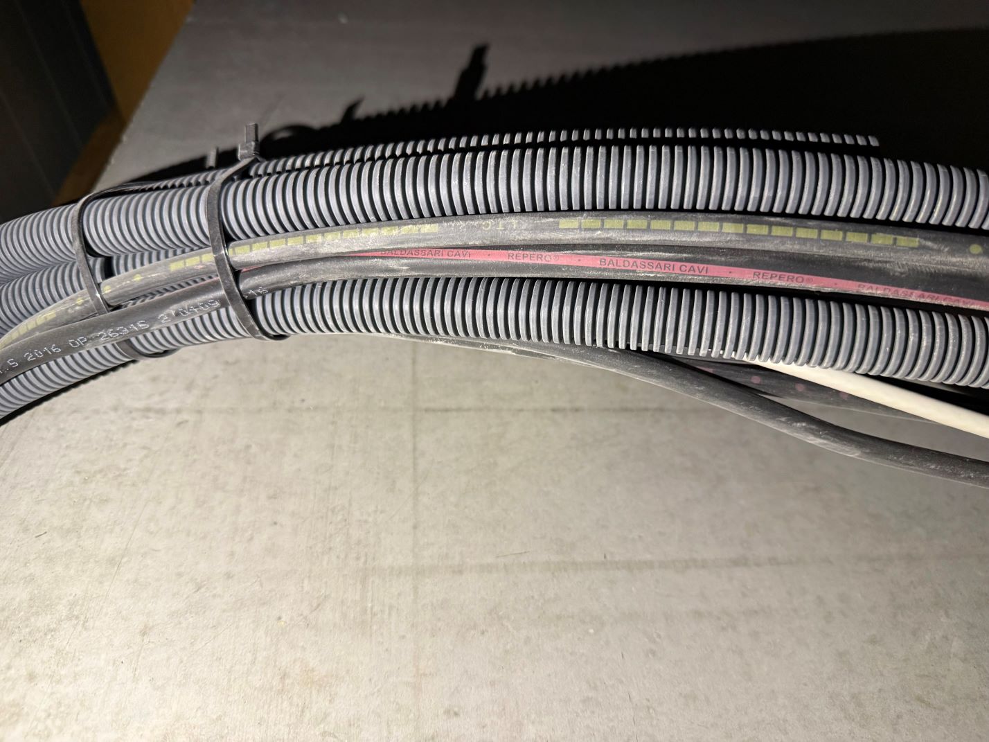 Câble électrique sans gaine : dans quels cas c&rsquo;est interdit ?