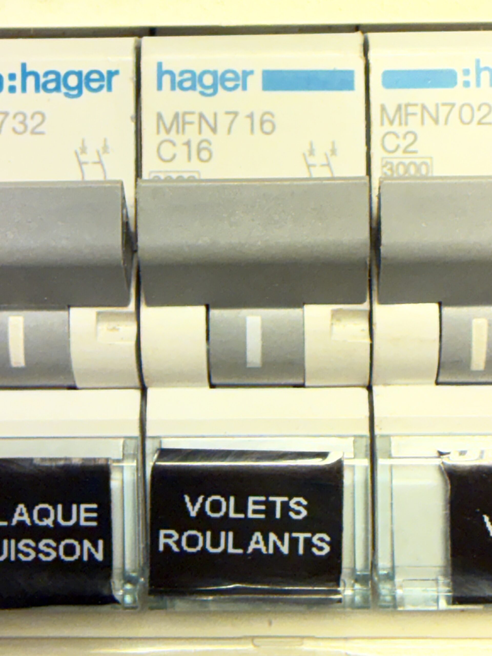 Quel disjoncteur pour volet roulant : ampérage, circuit dédié et câblage