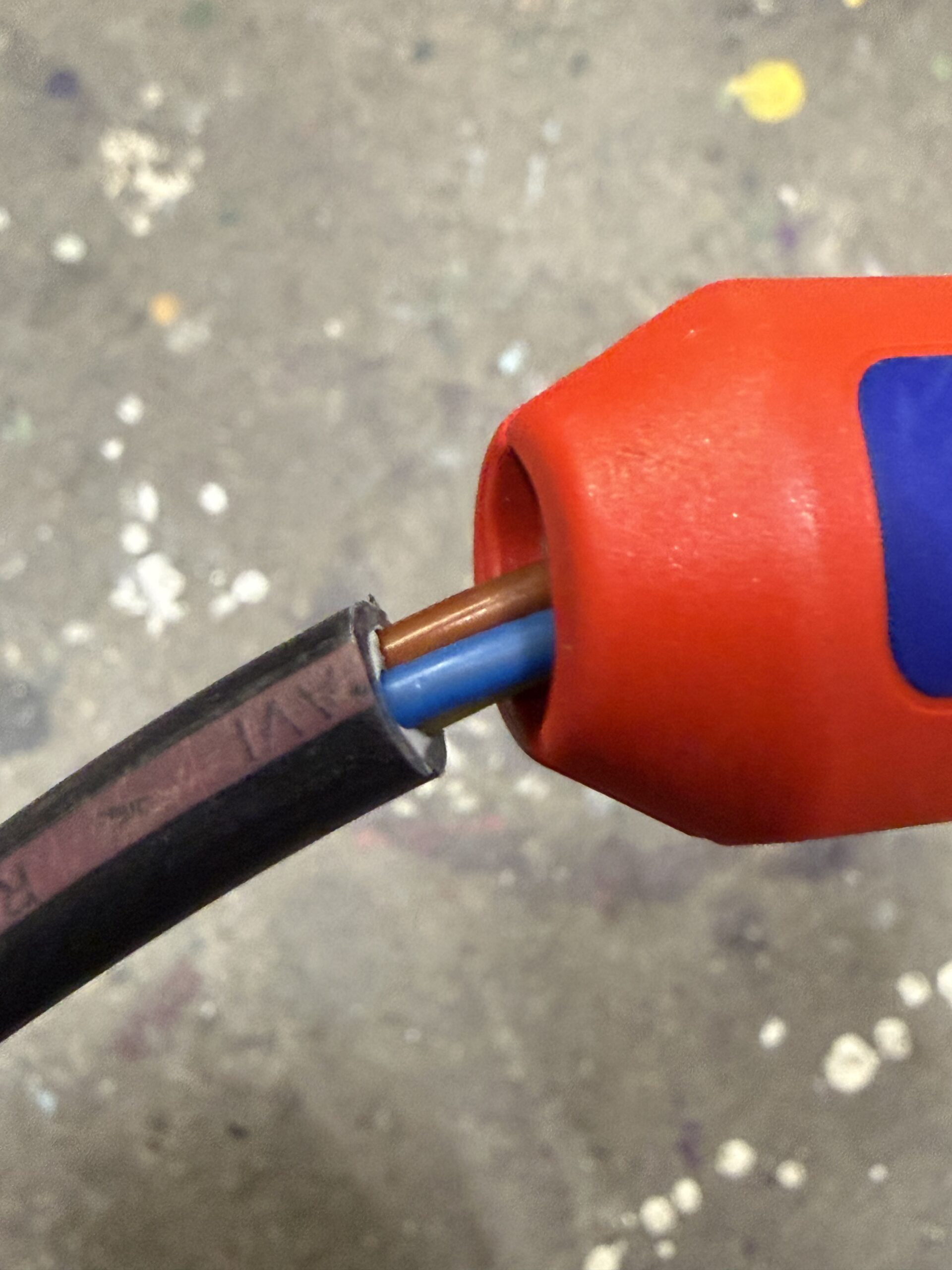 Le couteau d’électricien : à quoi ça sert vraiment (et ce que j’utilise à la place)