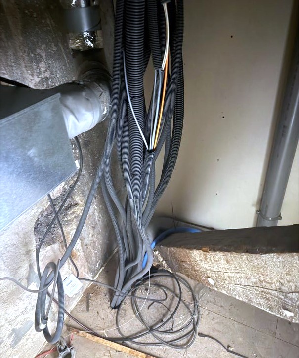 Faut-il fixer les câbles électriques ? Les règles selon l&rsquo;endroit (combles, garage, vide sanitaire)