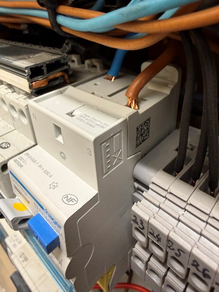 alimentation disjoncteur par le haut ou par le bas