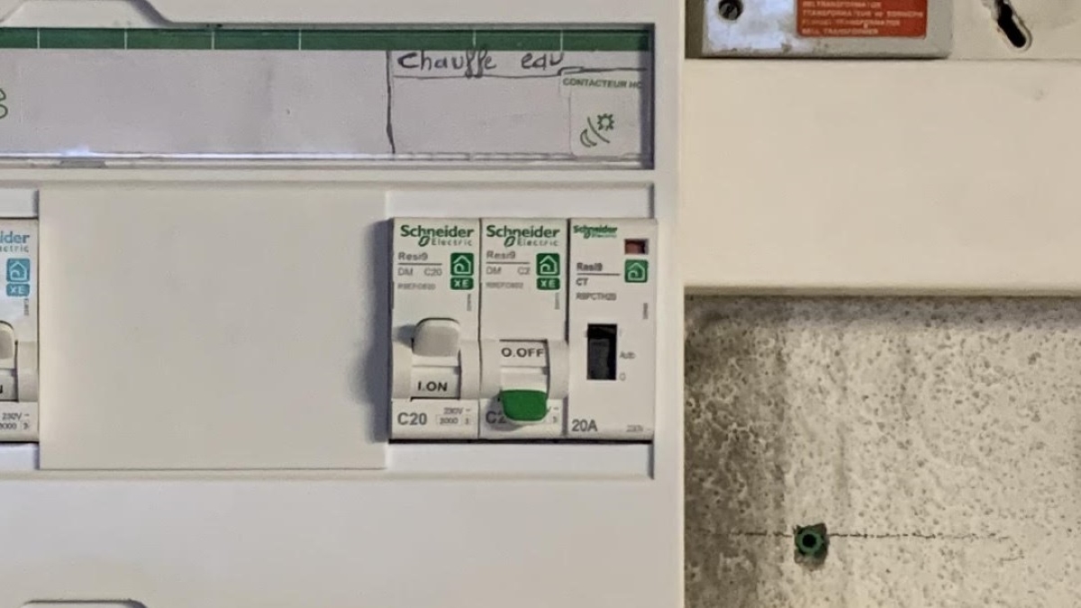 Symbole chauffe-eau sur tableau électrique : comment retrouver le bon disjoncteur